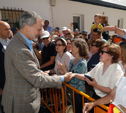 Don Felipe recibe el saludo del público asistente a su llegada a Otero de Herreros en Segovia